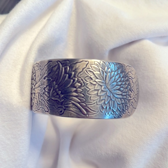 Salisbury Pewter November Flower of the Month Adjustable Bracelet! - Picture 4 of 8